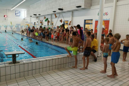 Dag-1-De-eerste-deelnemers-van-de-Zwem4daagse-2019-in-het-zwembad-1.jpg