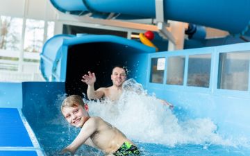 Glijbaanrace tijdens het RecreatieZwemmen
